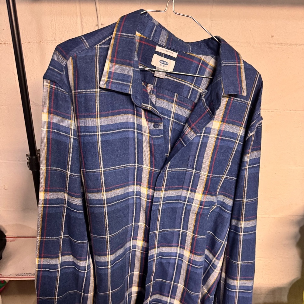 Old Navy long sleeve flannel shirt Size XL blue and white plaid